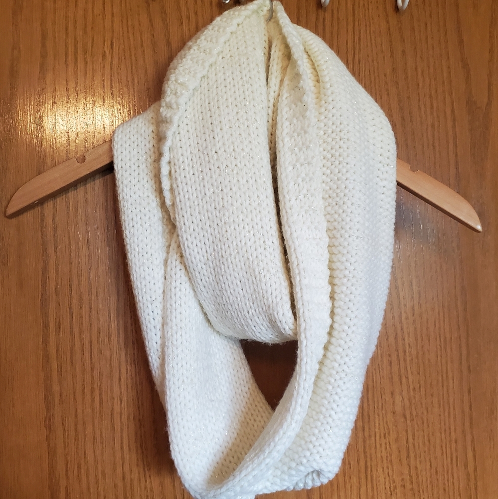😎 Limited Edition Cream and Gold Knit Scarf